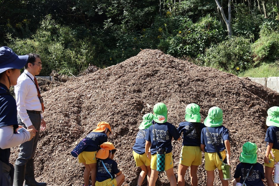 廃木材をチップ化したものを見たり触ったりして楽しんでいました