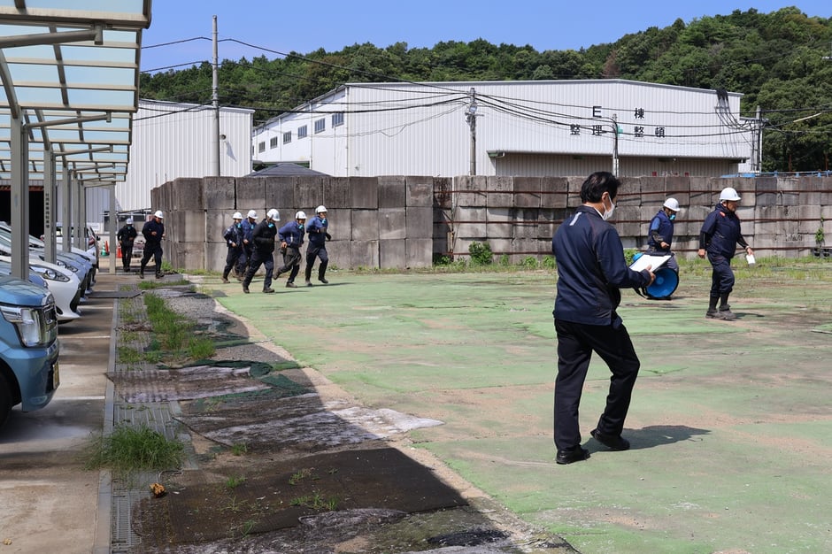 次々に避難する社員たち