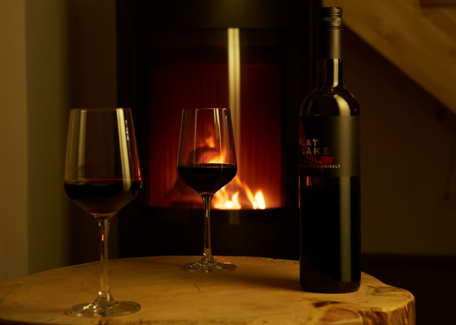 Zur Entspannung ein Glas Eein am gemütlichen Kaminfeuer