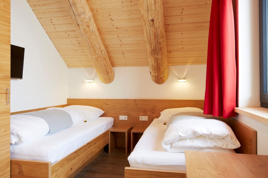 Chalet Schlafzimmer mit Wohnqualität und getrennte Betten im Kinderzimmer