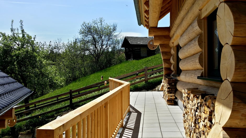 Herrlicher Sommerausblick von den TyroLadis Chalets mitten in der Natur