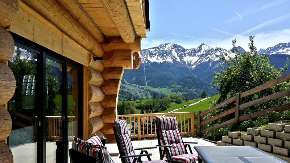 Sonne genießen auf der eigenen Terrasse vor dem Chalet