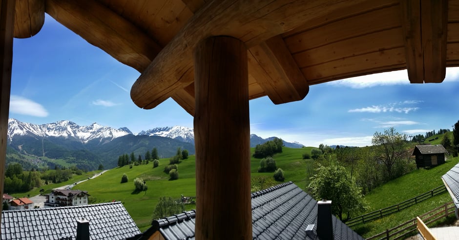 Ausblick auf die Berge vom Balkon der TyroLadis Chalets