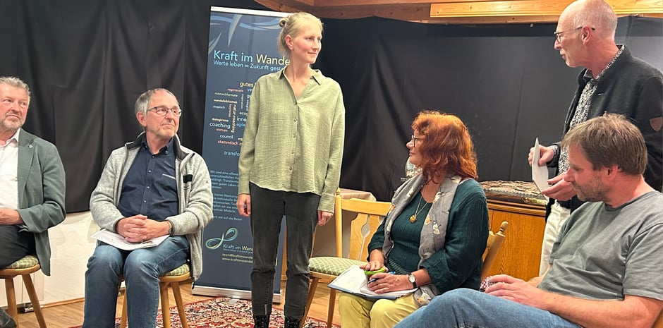 Teilnehmende der Podiumsdiskussion (v.l.n.r.: Gerd Schönbett, Bürgermeister/Kleines Wiesental, Walter Kemkes/Geschäfts-führer Biosphärengebiet, Gudrun Kubach/zivilgesellschaftlich engagierte Schopfheimerin, Daniel Weiß/Unternehmer und Landwirt)