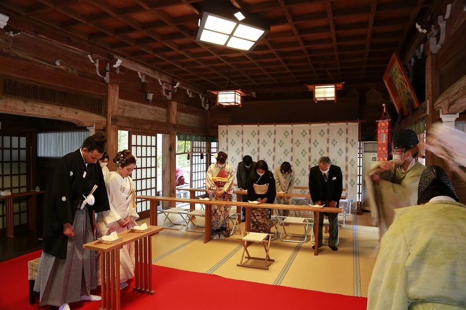 武田神社にて挙式を行う新郎新婦　山梨県で神社挙式　武田神社結婚式をお考えならスタジオＳＥＲＩＥセリエにご相談ください
