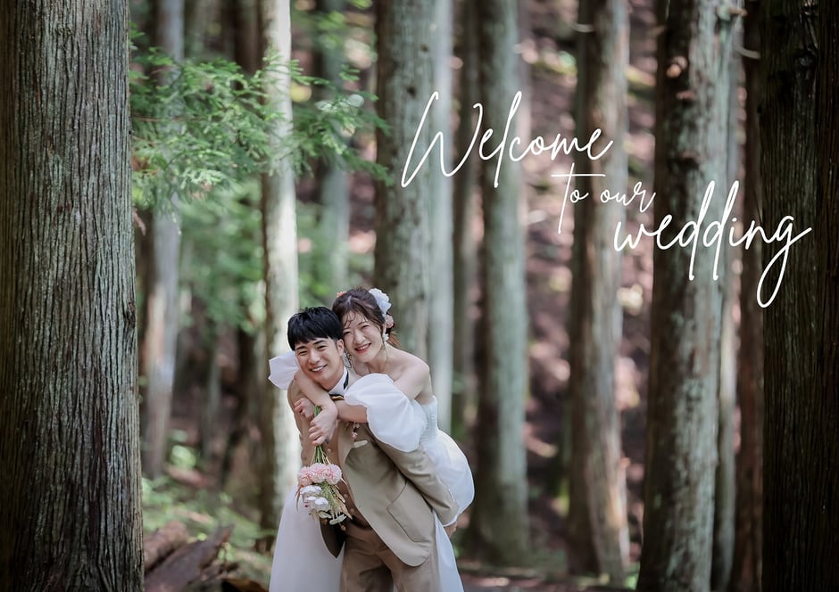 紅葉の綺麗な湖で洋装ロケーション前撮りを楽しむお二人