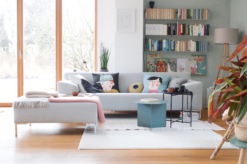 dieartigeBLOG - Wandfarbe Salbei im Wohnzimmer, perfekt zum grauen Freistil-Sofa, dem SlitTable und den Sofakissen