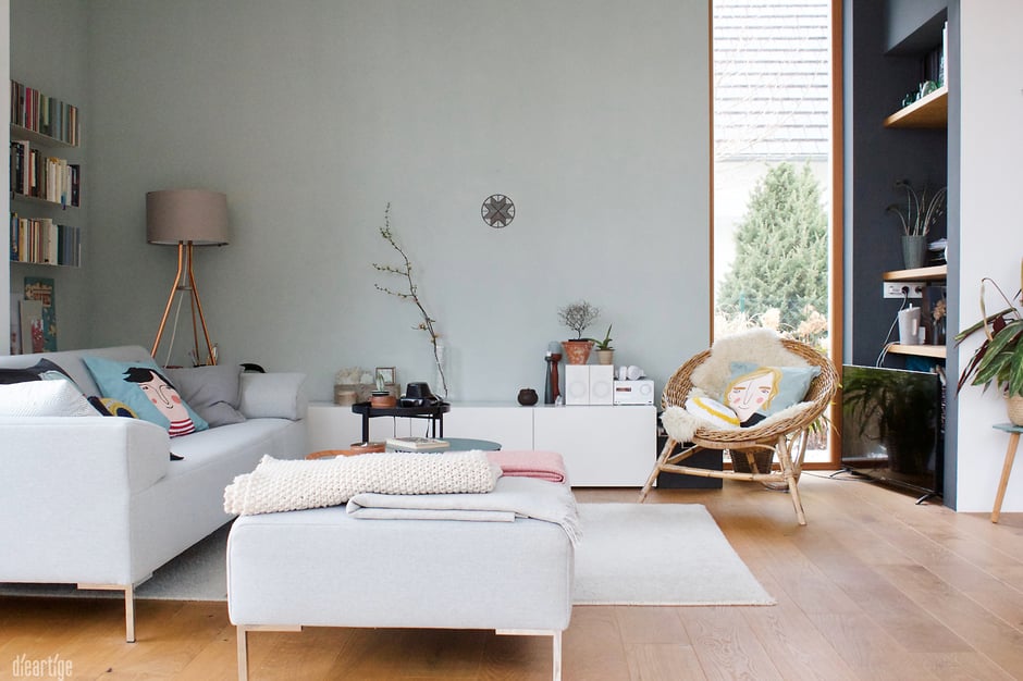 dieartigeBLOG - Wohnzimmer, Salbeiton an der Wand, Hellgraues Sofa und Kissen mit lustigen Typen drauf