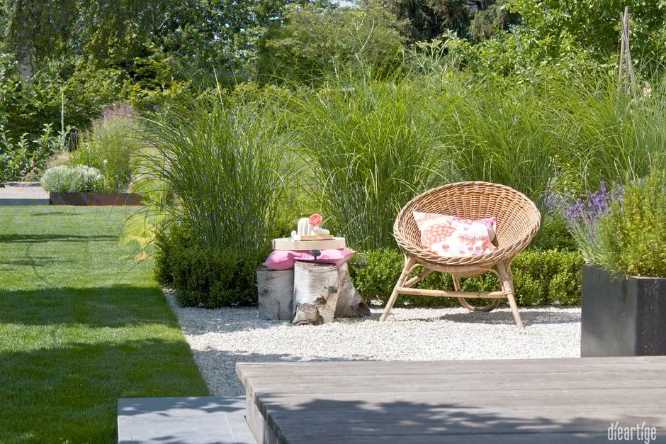 dieartigeBLOG - Wohnen im Garten | Rattansessel, Kissen in Pink+Apricot, Bücher zum Lesen, Kiesterrasse, Chinaschilf, Steppengarten