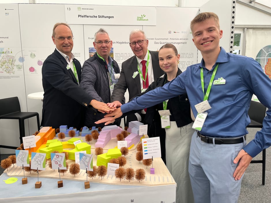 Thomas Fischbeck (MWG), Michael Saffé, Klaus-Dieter Schinkel (Pfeiffersche Stiftungen) Eva Gürke und Jakob Zillmann (WOBAU) am Gemeinschaftsstand auf der Woche der Umwelt im Schloss Bellevue.