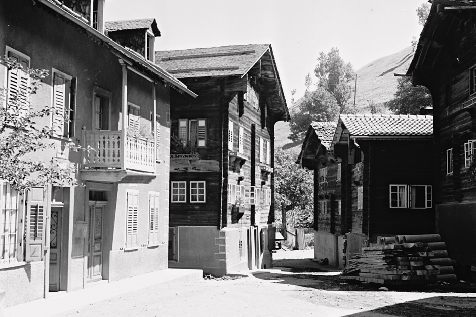 neu aufgebauter Dorfplatz in schwarz weiss
