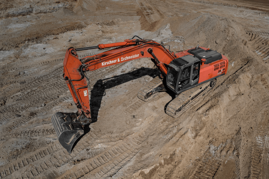 Baustelle Großbaustelle Baumaschinen Einsatz Kettenbagger Gräder Walze LKW Fundament XXXLutz Nickelsdorf