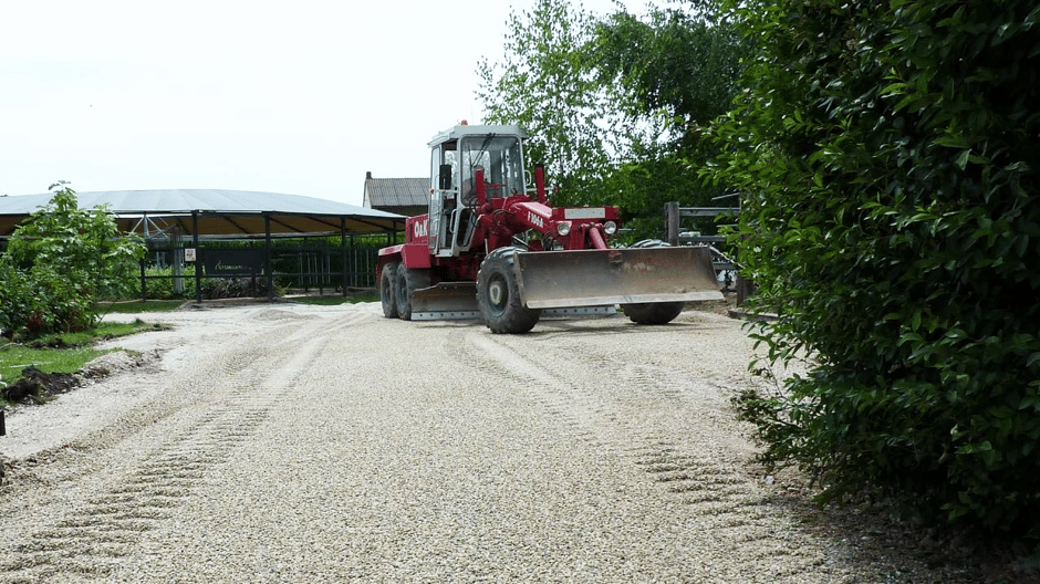 Steinwandtner Erneuerung Wegebau Rollierung Kies Weg Gräder Baumaschine