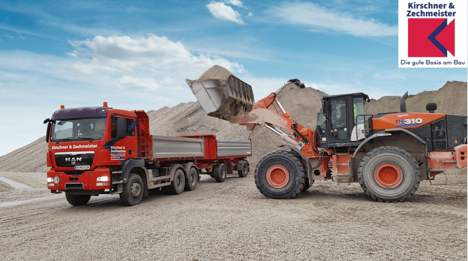 Kirschner & Zechmeister LKW mit Anhänger wird von Lader in Kiesgrube in Mönchhof Burgenland beladen mit Schotter