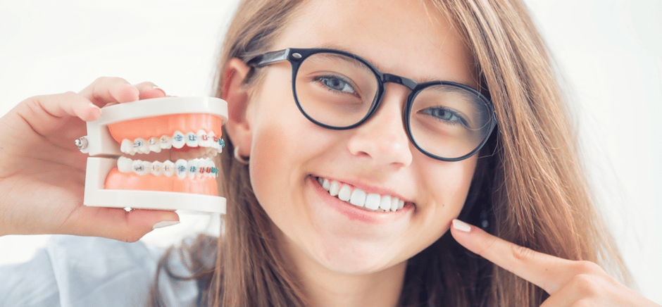 Mädchen mit unsichtbarer Zahnspange bei Dr. Dietmar Zuran Horn