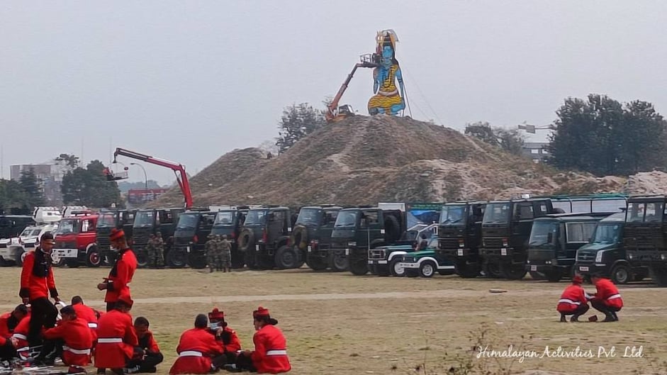 トゥンディケル広場に建てられたシバ神像と、アーミーデイ向けの軍車両