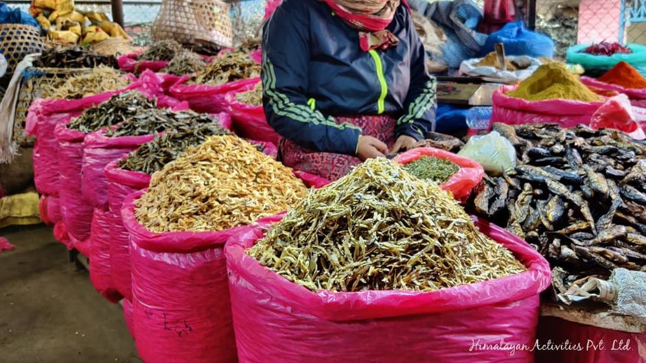 カトマンズの市場で売られる干し魚類