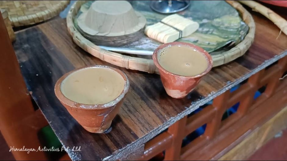 素焼きカップで飲むマトカチヤ(ネパールのミルクティ)