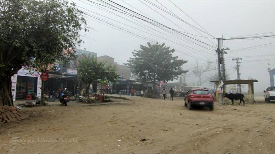 ネパール西部カイラリ郡ガウリガンガの、マヘンドラハイウェイ沿いのカジャ屋さんにて