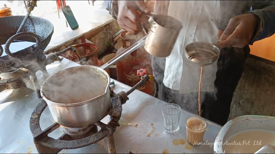 ローカル店のチヤ（ネパールのミルクティ）