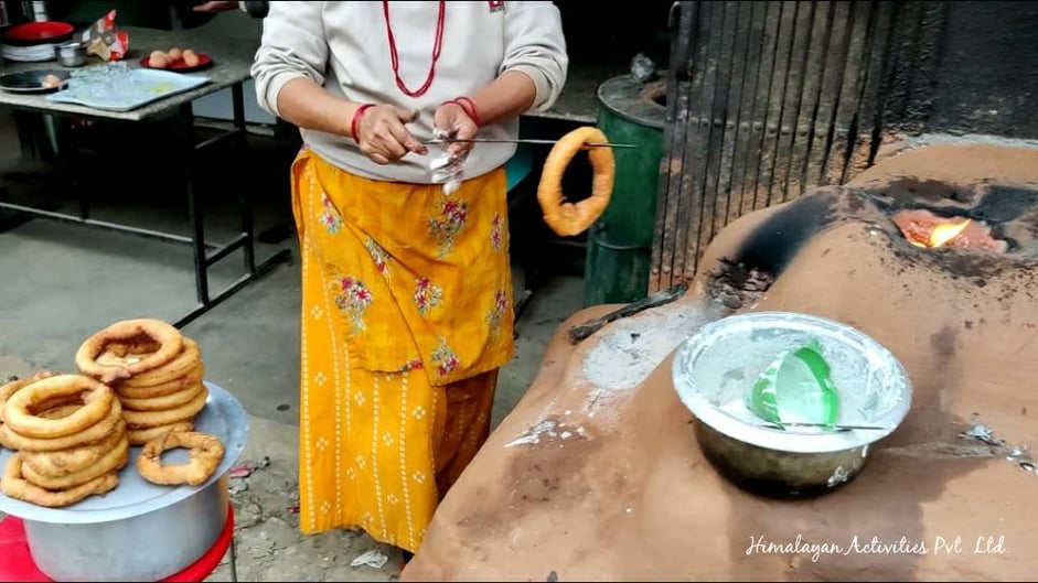 プリティビハイウェイ沿いの小さな茶屋で食べたセルロティ
