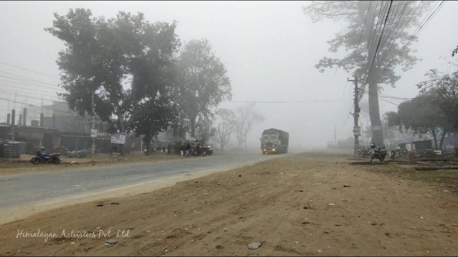 ネパール西部カイラリ郡ガウリガンガの、マヘンドラハイウェイ沿いのカジャ屋さんにて