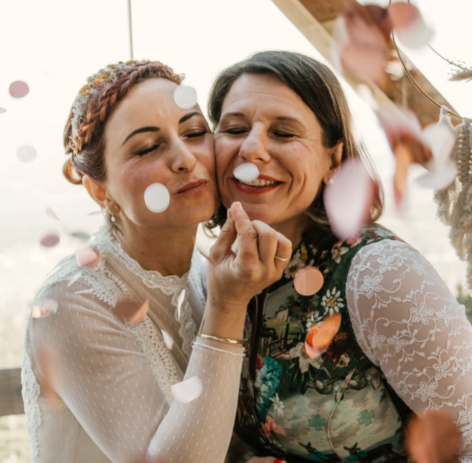 Christina Aschenbrenner, Hochzeitsrednerin, zusammen mit einer glücklichen Braut.