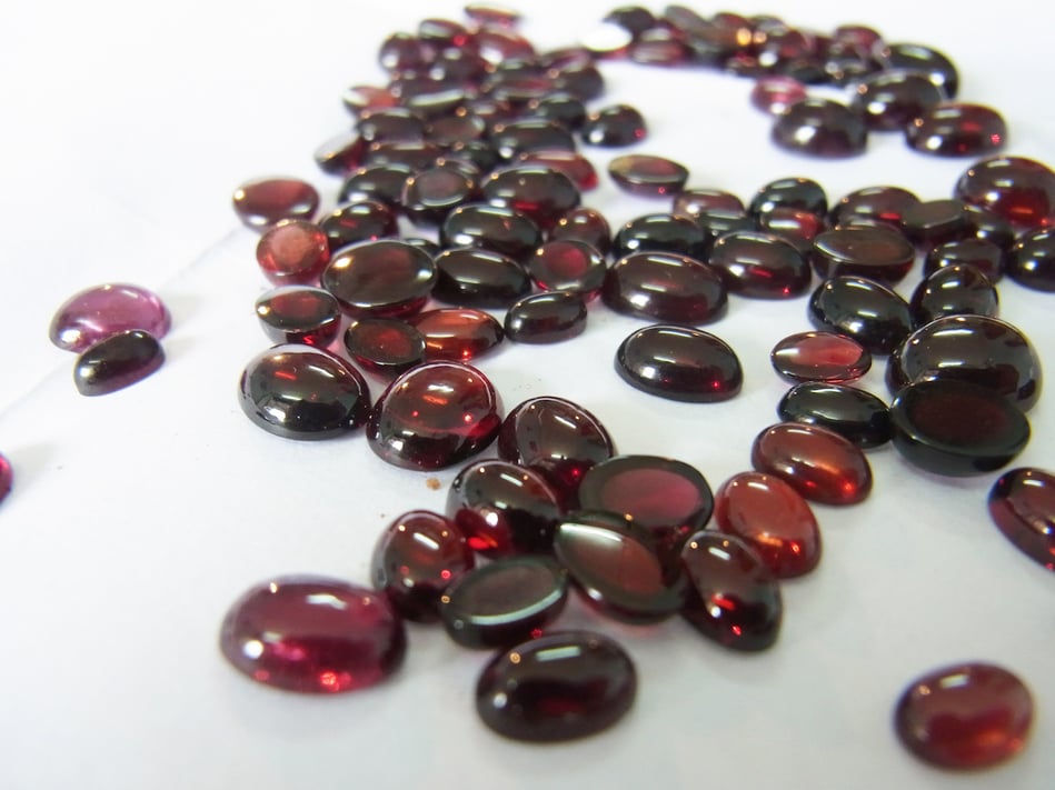 Granat Cabochons in weinroter Farbe