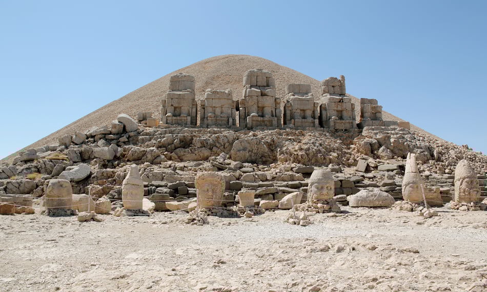 Götterthrone und -köpfe auf der Ostterrasse UNESCO Welt Kulturerbe