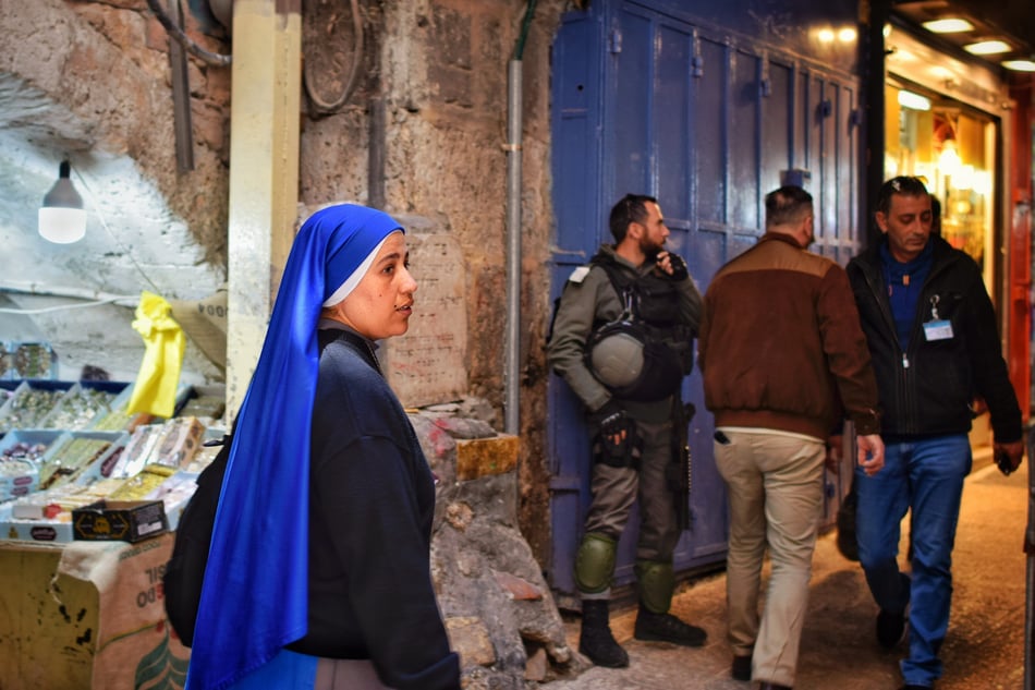 Via Dolorosa, Soeur suivant le chemins de croix.