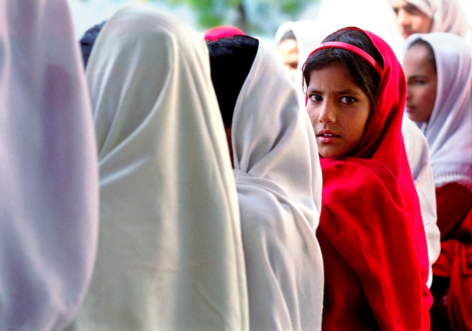 Schoolgirls in Kashmir , Pakistan  © François Struzik - simply human