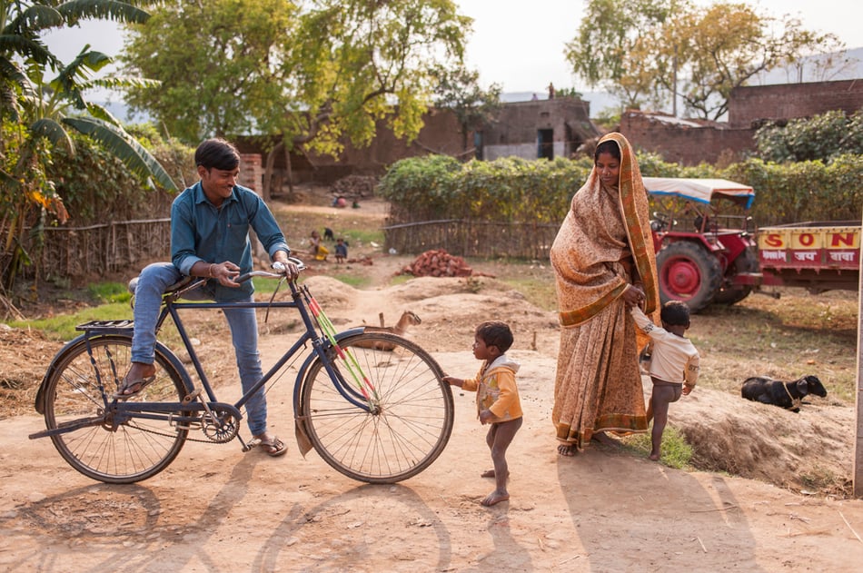 cycling in Bihar, India  © François Struzik - simply human