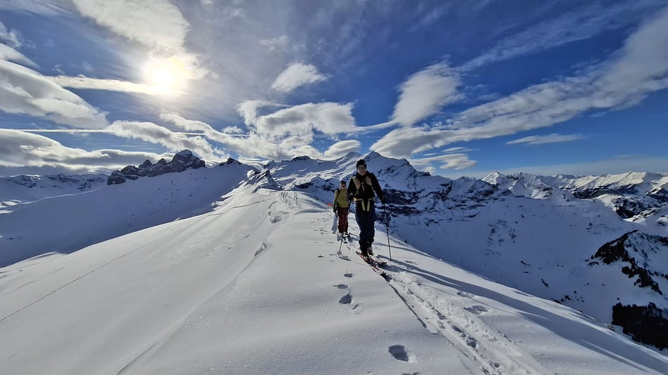 Bild mit zwei Personen auf einer Skitour in den Schweizer Bergen