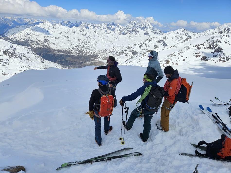 Eine Gruppe von Interessierten besucht einen Kurs beim Bergführer in den Schweizer Bergen