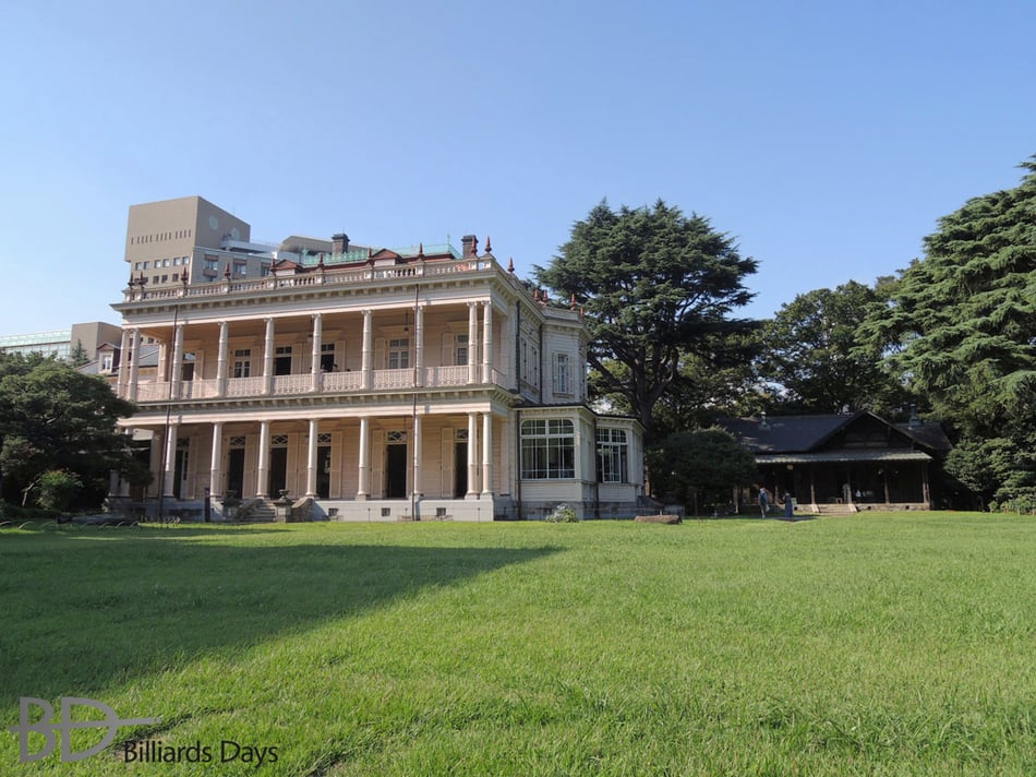 庭園側から望む旧岩崎邸。右側の黒っぽい建物が撞球室。2013年BD撮影