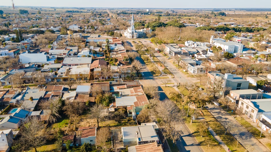 Carina Rossier Inmobiliaria vende casa en el centro de Villa Elisa, Entre Ríos. Referencia: VCAS-077