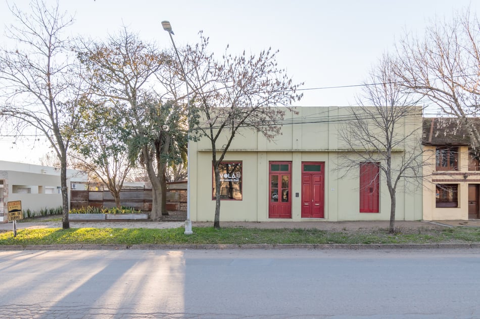 Carina Rossier Inmobiliaria vende casa en el centro de Villa Elisa, Entre Ríos. Referencia: VCAS-077