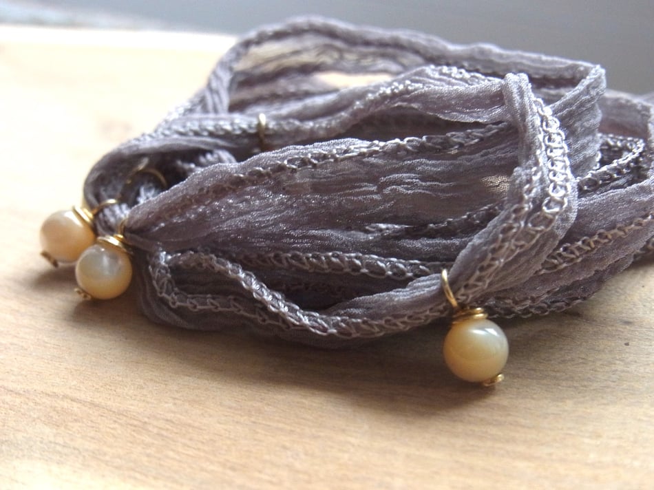 Wickelarmband aus Chiffonseide mit Perlmutt Kugeln