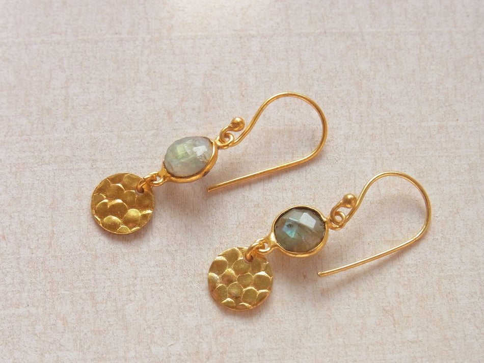 Zarte goldene Ohrringe mit grün schillernden Labradorit Steinen