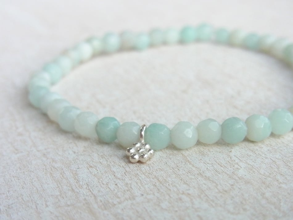 Edelsteinarmband mit kleinen hellblauen Amazonit Perlen und Silberblüte