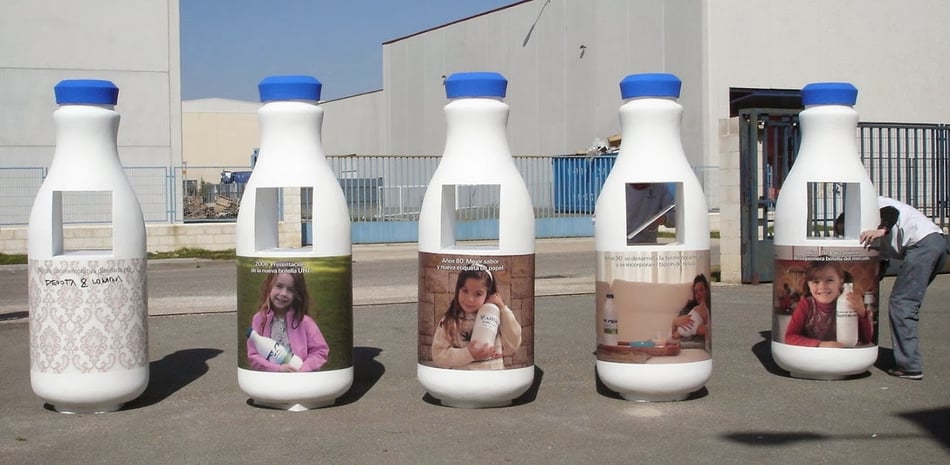 Botellas de leche, con hueco de exposión.