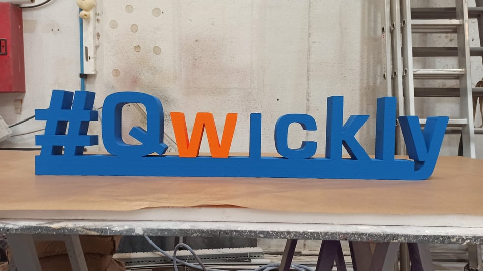 Logotipo # sobre base de una pieza