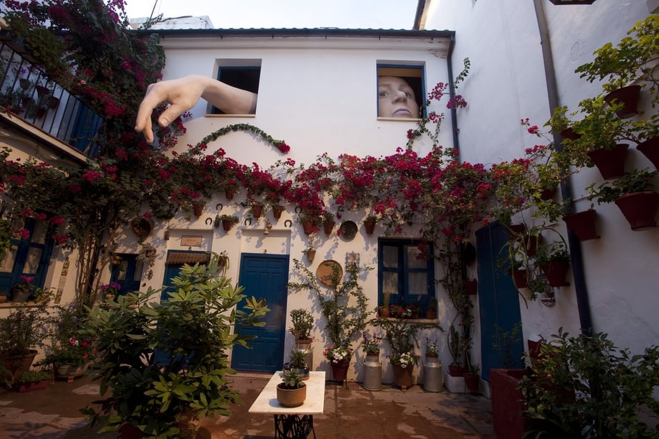 Alicia (en el Pais de las Maravillas) gigante, en un patio de Granada.