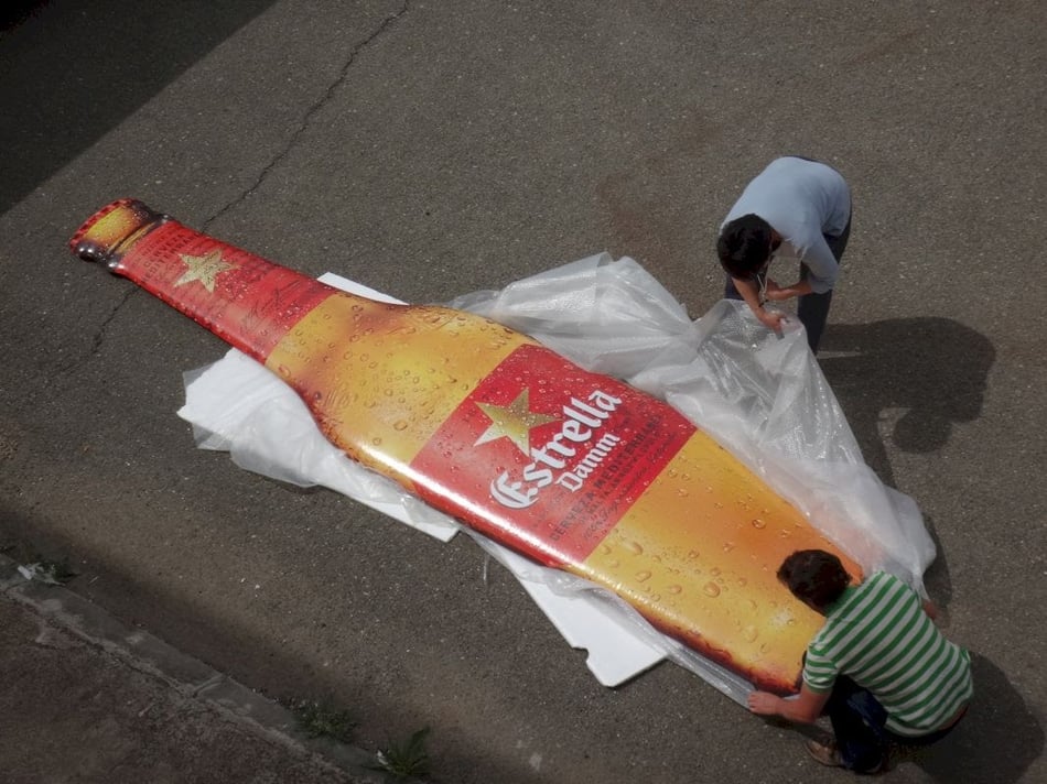Botellín gigante, reclamo en estadio de fútbol, relieve alomado