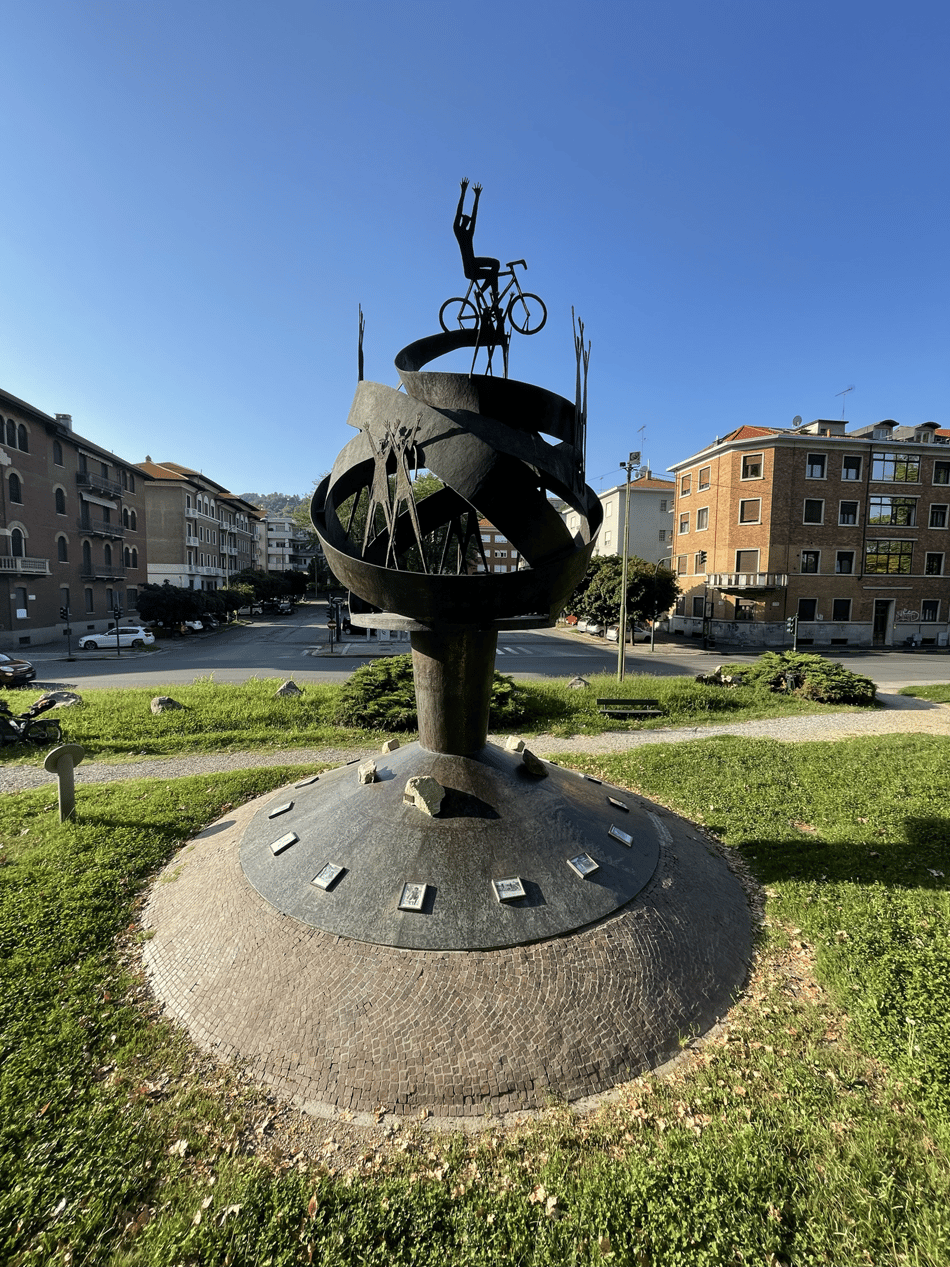 Fausto schaut runter. Der AUDAX Papi schaut hoch. Toni sucht WLAN.