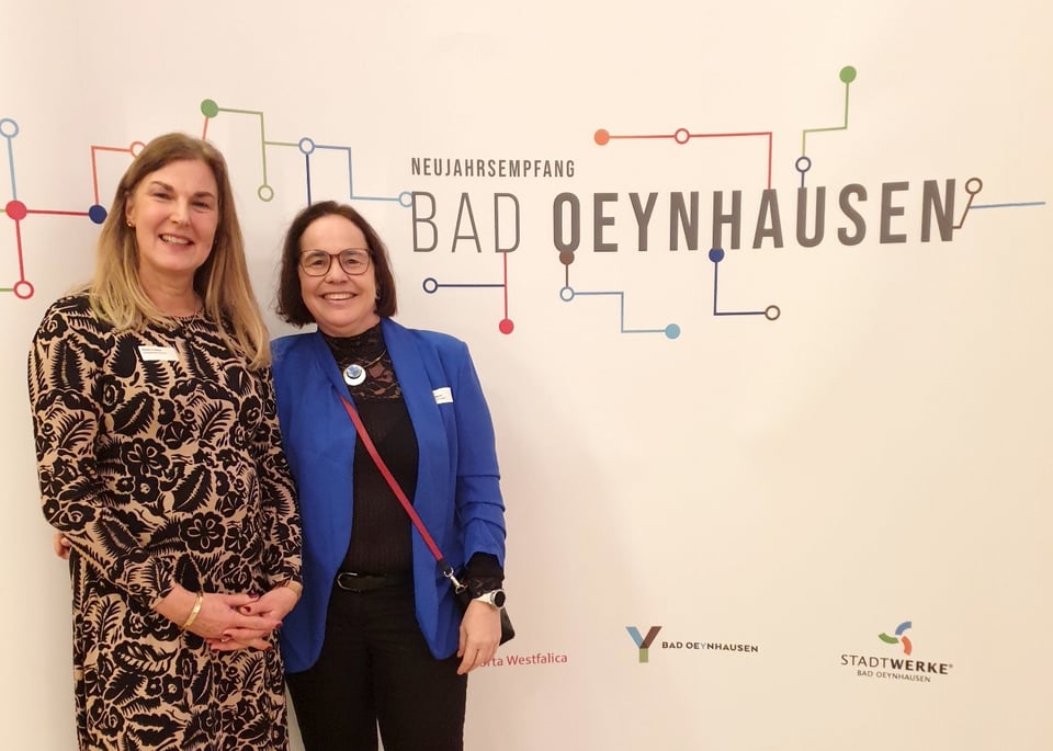 Beate Krämer (Geschäftsführerin Staatsbad Bad Oeynhausen GmbH) und Liane Wellpott (Leitende Ärztin vita nova Klinik) auf dem Neujahrsempfang in Bad Oeynhausen
