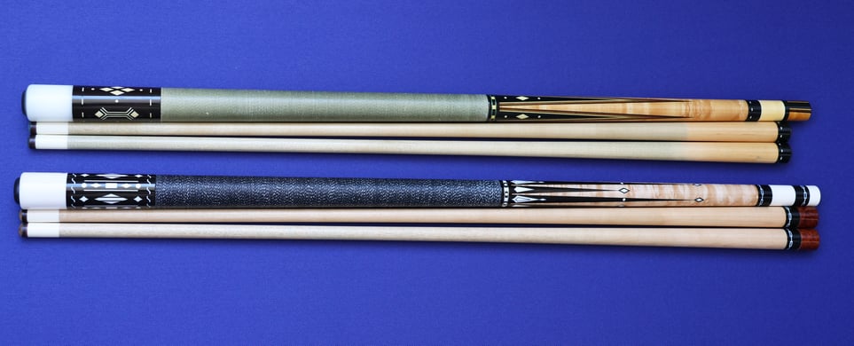 タップ以外は全てオリジナルのバリー・ザンボッティ(上)。最近リフィニッシュしたモデル(下)と比べれば劣化は明らかだが、自分のビリヤード歴を表す存在として、あえてリフィニッシュせずに使用している