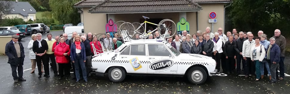 Les Ainés Brévillais réunis devant la Salle polyvalente