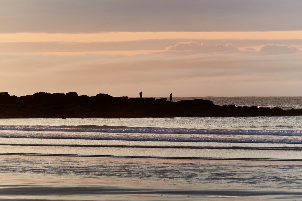 The image shows the photograph of a coastal landscape at dusk. The location is Pointe de la Torche near Plomeur (Brittany).