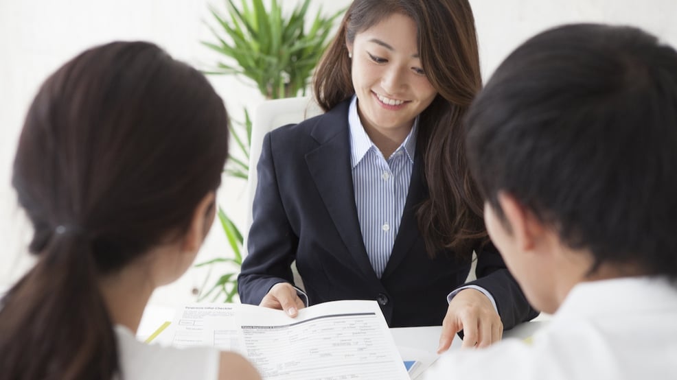 相談者に説明する女性不動産鑑定士のイメージ